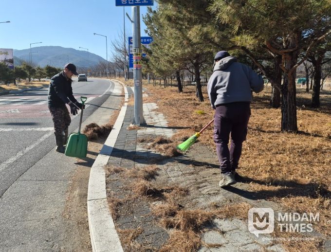 관내 주요 도로변 청소 및 배수로 정비