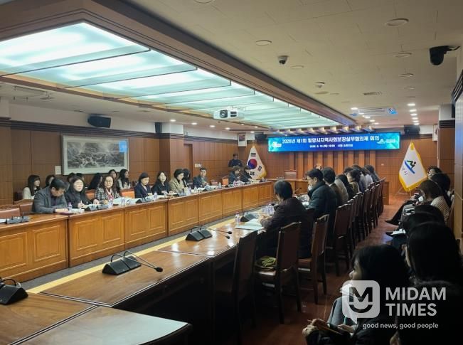 밀양시청 소회의실에서 제1회 밀양시지역사회보장실무협의체 회의를 진행 중이다.
