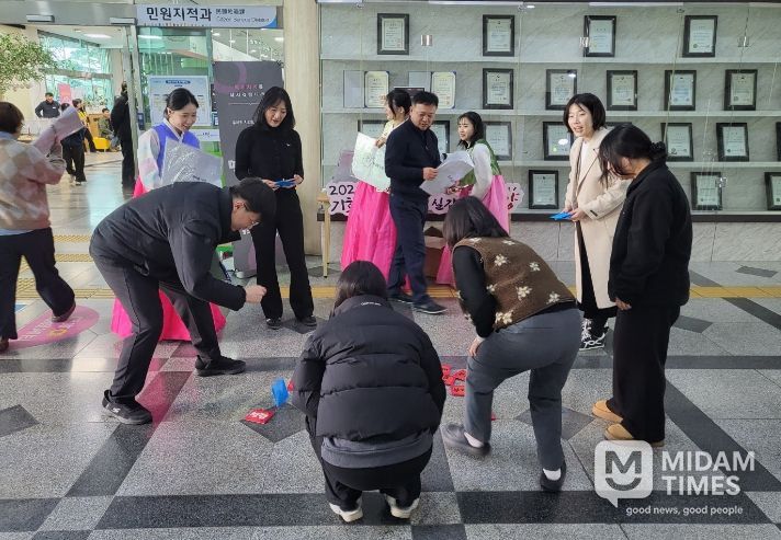 13일 시청민원실 앞에서 내방 민원인을 대상으로 청렴 딱지치기를 진행하고 있다.