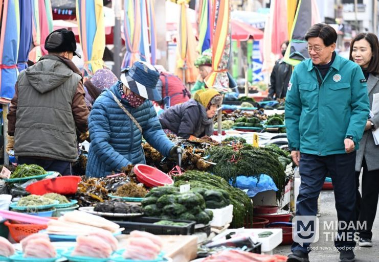 정종복 기장군수가 설을 맞아 기장시장 현장점검을 하고 있다.