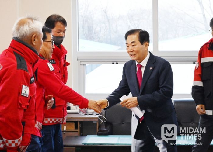성낙인 군수가 현업근무자들을 만나 격려하고 있다.