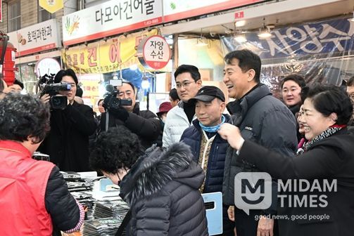 오세훈 서울시장이 13일(금) 광진구 자양전통시장을 방문해 상인과 명절 인사를 나누고 있다.