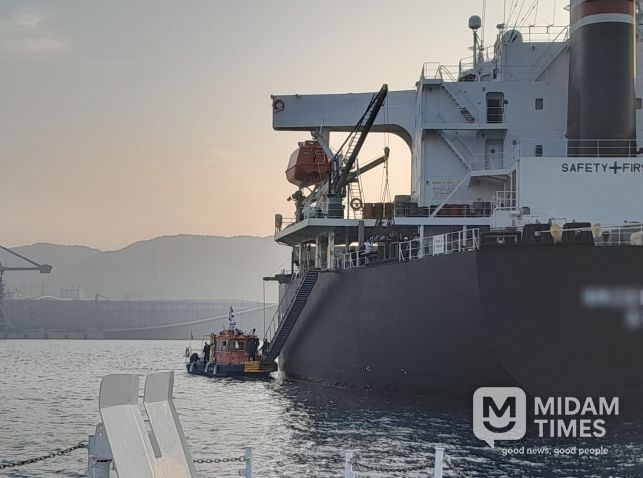 사천해경이 응급환자를 구조정으로 편승 중인 모습