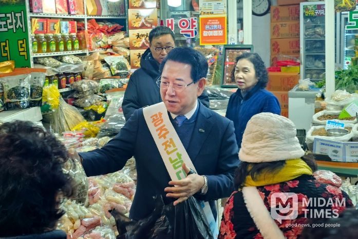 김영록 전남도지사가 설 명절을 앞둔 14일 광주 남광주시장에서 제수용품을 구매하며 상인들을 격려하고 있다.