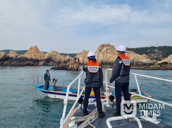 해양경찰관이 해양안전사고 예방 순찰중에 있다.