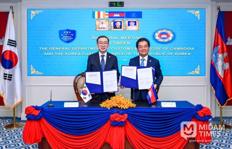 이명구 관세청장(왼쪽)과 쿤 념(Kun Nhem) 캄보디아 관세총국장이 12일(현지시각) 프놈펜에서 '제3차 한-캄보디아 관세청장 회의'를 개최한 뒤 기념 촬영하고 있다.