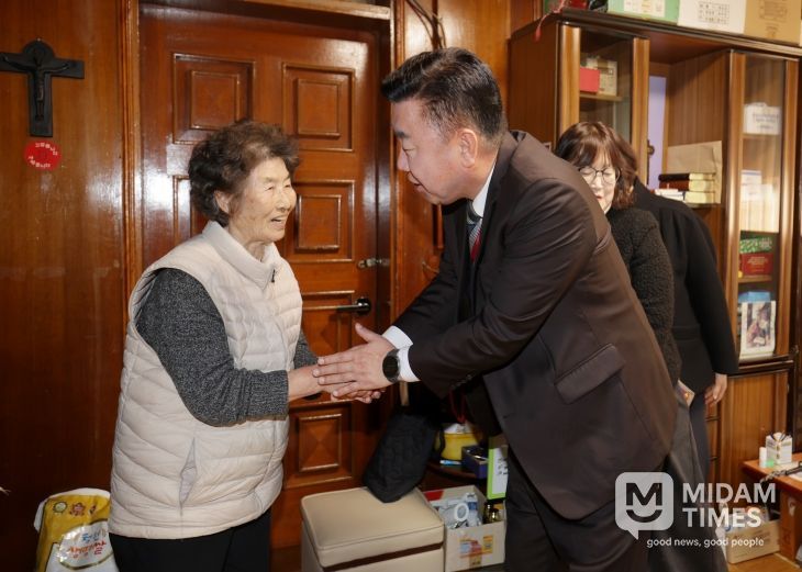 이범석 청주시장, 3·1절 앞두고 독립유공자 유족 위문. 사진(왼쪽부터 고 진공필 애국지사의 손자 김모 씨, 이범석 청주시장)