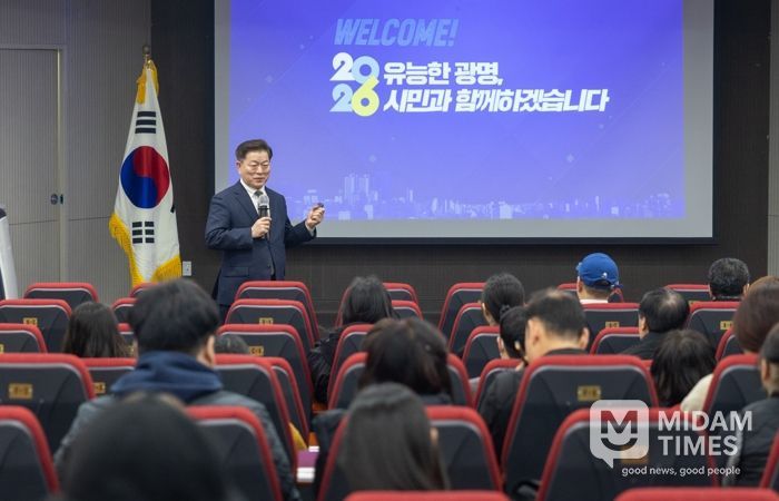 박승원 광명시장이 지난 21일 평생학습원에서 열린 '2026년 시민과의 대화-토요일에 만나요!'에 참석한 시민들과 소통하고 있다.