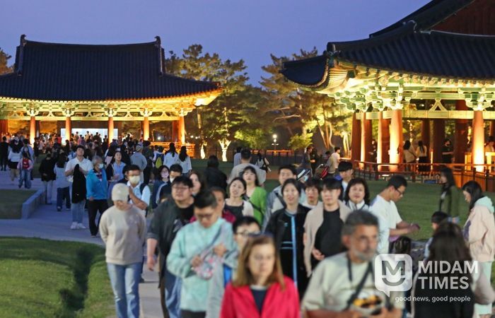 야간 조명 아래 관광객들로 붐비는 경주 동궁과 월지 일대.