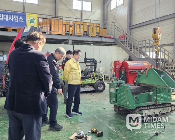 시 관계자들이 농기계임대사업소를 방문해 현장 점검을 하고 있다.
