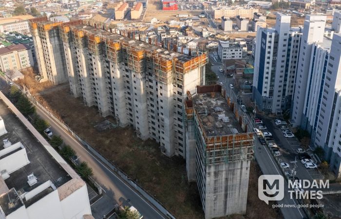 20년 넘게 공사가 중단된 채 방치돼 온 북삼 JK아파트 전경.