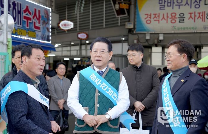 김영록 전라남도지사가 22일 지역 전통시장인 광주 말바우시장을 방문, 물품을 구매하며 상인들을 격려하고 있다.