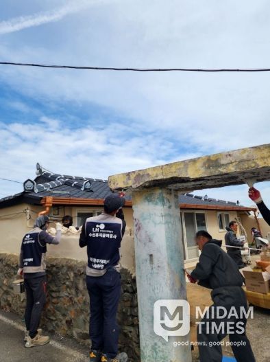지난해 수선유지급여사업으로 보수 중인 노후 주택 사진