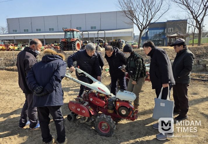 농업기계 현장실무교육에서 농업인들이 농기계 사용 방법과 안전사고 예방 요령을 배우고 있다.