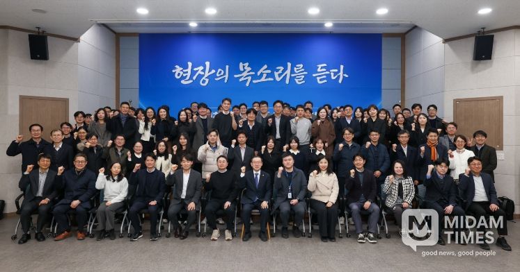 이명구 관세청장(앞줄 가운데)이 23일 정부대전청사에서 열린 ‘관세청 혁신 공감 타운홀 미팅’을 마친 뒤 기념 촬영하고 있다