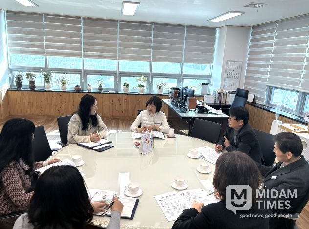 울산교육연수원 한현숙 원장과 부서장들이 23일 청렴 문화 정착을 위한 청렴대책추진단 회의를 하고있다.