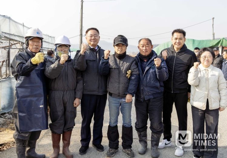 김재욱 칠곡군수가 영농부산물 파쇄지원단(왼쪽 첫 번째, 두 번째) 및 관계자들과 함께 기념촬영을 하고 있다.