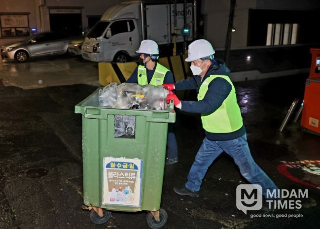 김완근 제주시장, 용담2동서 환경미화 활동