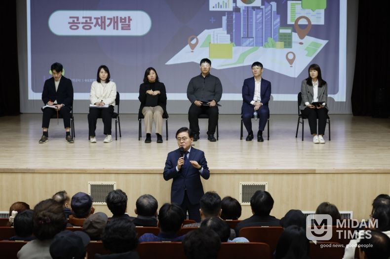 진교훈 서울 강서구청장(가운데)이 강서아트리움에서 열린 ‘2040 지역균형발전종합계획 주민설명회’에서 직접 마이크를 잡고 주민 질문에 답변하고 있다.