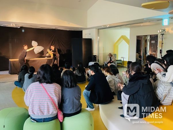 울산 유아와 보호자들이 24일 큰나무놀이터에서 학년말방학 특별체험 프로그램에 참여하고 있다.