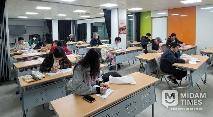 어반드로잉(미술분야) 문화강좌 수업을 진행하고 있다.