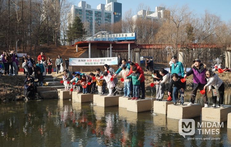 승기천 생태하천 ‘발돋움’…1급수 대표종 버들치 방류