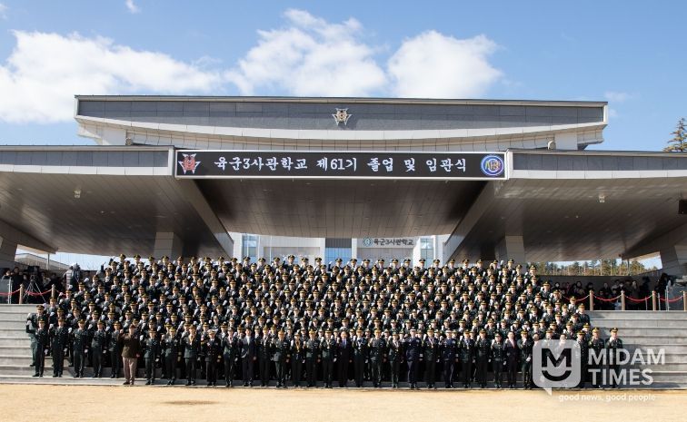 3사 임관장교들이 단체 기념촬영을 하며 파이팅을 외치고 있다.