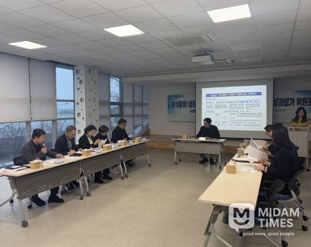 포항시는 지난 24일 형산강 수상레저타운 회의실에서 ‘2025년도 음식물류 폐기물 및 생활계 유해폐기물 발생 억제·처리계획 성과평가위원회’를 개최했다.