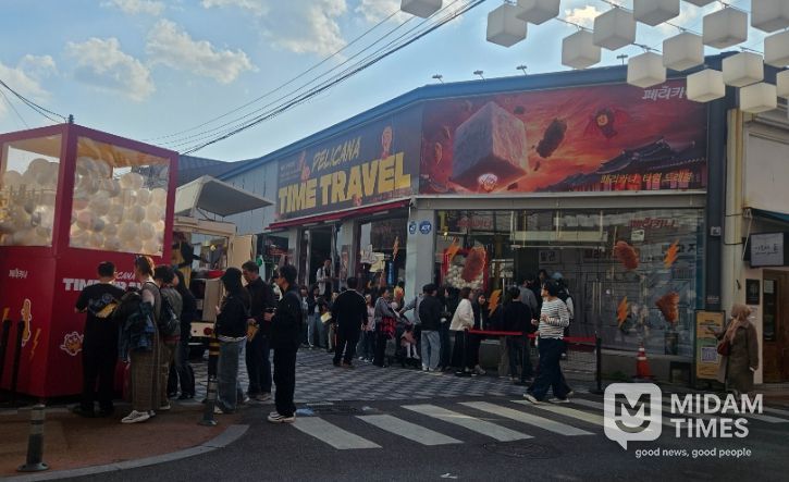 페리카나 팝업스토어 입장을 기다리는 방문객