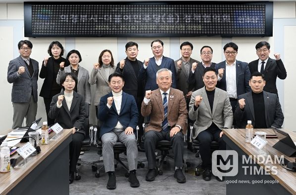 2월 25일 의정부시와 더불어민주당 의정부(을) 지역위원회의 정책협의회에서 참석자들이 기념촬영을 하고 있다.