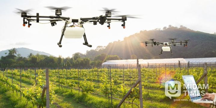 - 밀양시가 추진하는 ‘2050 미래농업’ 프로젝트가 그리는 첨단 스마트 농업의 미래상. 드론과 ICT 기술을 활용해 생산성을 극대화하는 데이터 기반 농업 현장을 시각화한 이미지(AI 생성).