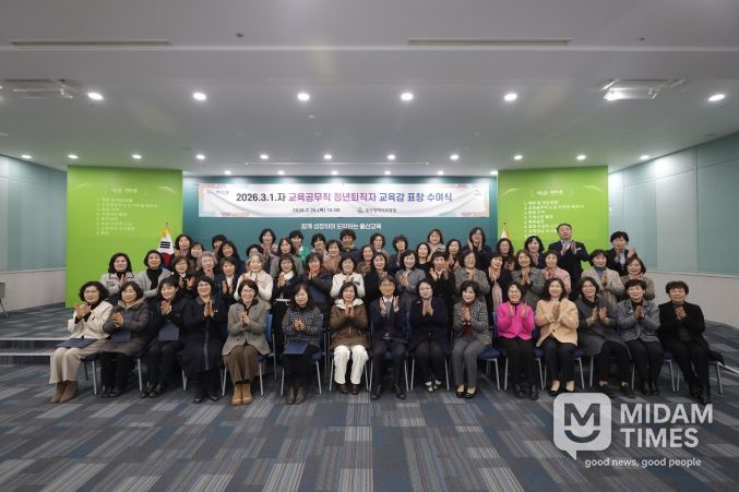 천창수 교육감이 26일 본청 외솔회의실에서 3월 1일자 교육공무직 정년퇴직자들에게 표창을 수여하고 기념사진을 찍고있다.