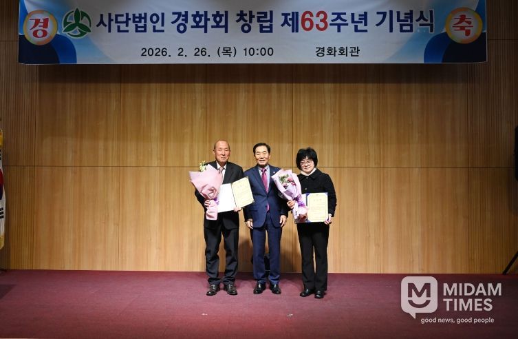 1. 성낙인 군수가 표창장을 받은 분들과 기념촬영을 하고 있다.