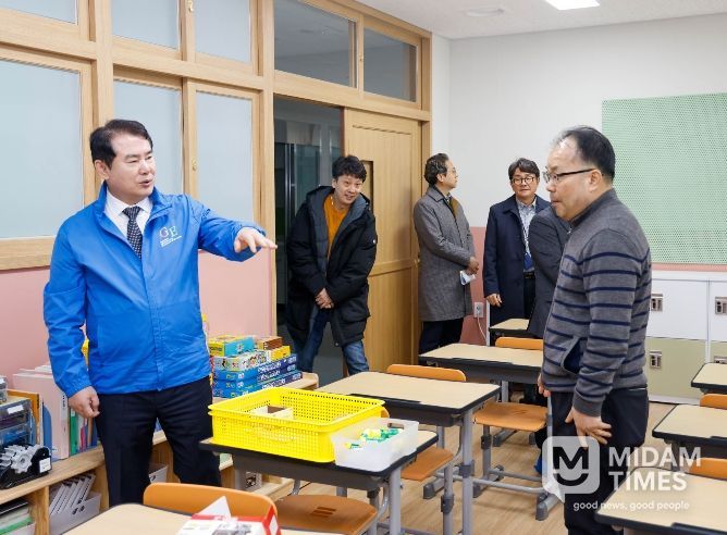 이정선 광주시교육감이 27일 광산구 운수동에 신설되는 운수초등학교를 방문해 개교 준비상황을 점검하고 있다