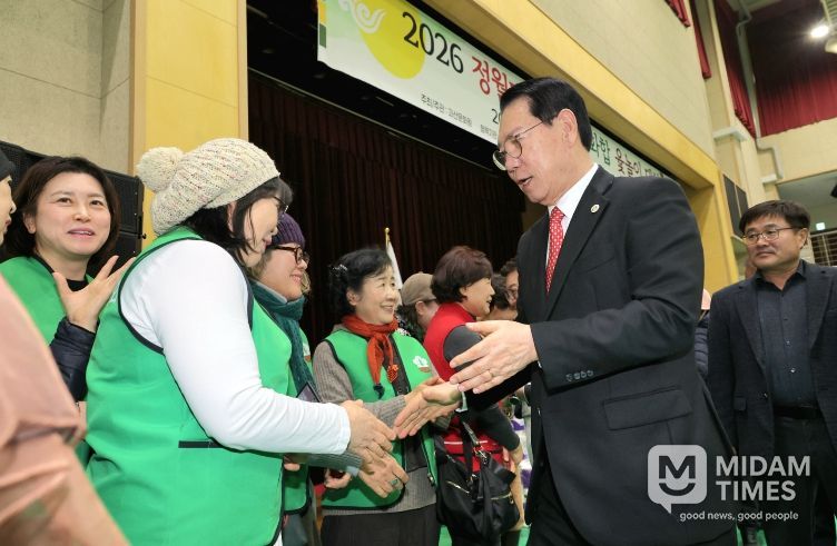 27일 괴산국민체육센터 정월대보름 군민화합 행사에서 송인헌 괴산군수가 군민들과 인사를 나누고 있다.
