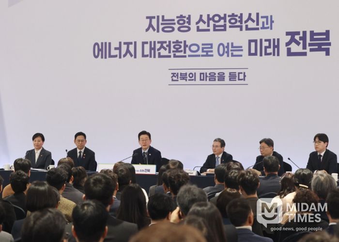 이재명 대통령이 27일 전북특별자치도 전주시 전북대학교에서 열린 '전북의 마음을 듣다' 타운홀미팅 간담회에서 발언하고 있다 사진제공=전북사진기자단