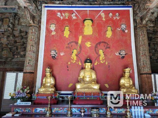 양산 신흥사 석조석가여래삼존좌상