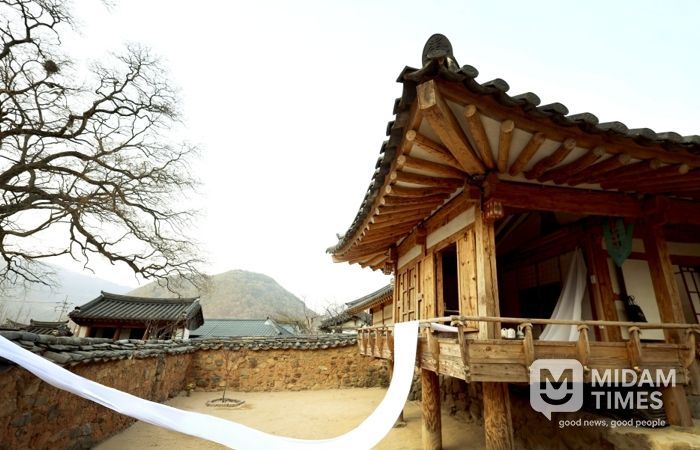 밀양시 단장마을 허씨고가 사랑채의 마루 목련 오브제 사진