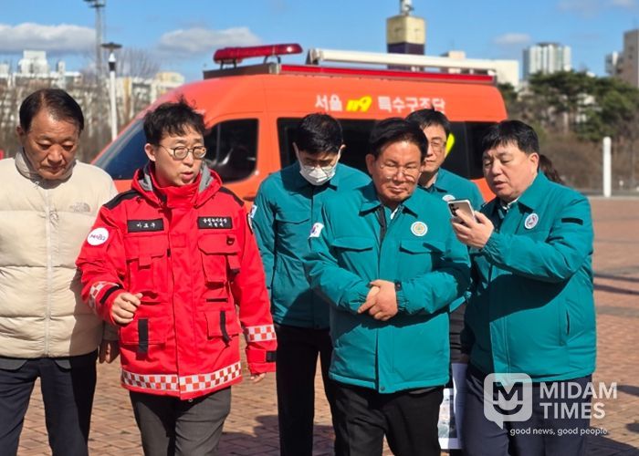 박강수 마포구청장이 매봉산 일대에서 진행된 산불진화 합동훈련 현장을 찾았다.