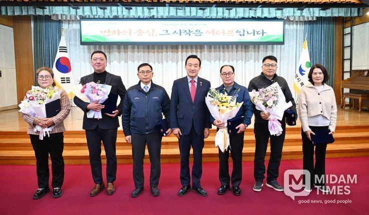 박천동 북구청장이 3일 북구청 대회의실에서 열린 정례조회에서 납세자의 날을 맞아 지방세 성실납세자에게 표창패를 수여했다. 사진 왼쪽 세번째부터 서진하이텍, 박천동 북구청장, 호상테크, 덕양가스, 장효숙 씨.