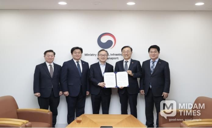 유성훈 금천구청장(사진 가운데)이 박준희 관악구청장(왼쪽 다섯번째), 박승원 광명시장(왼쪽 첫번째), 임병택 시흥시장(왼쪽 두번째)과 함께 김윤덕 국토교통부 장관(왼쪽 네번째)을 만나 ‘신천~신림선 제5차 국가철도망 구축계획 반영 및 조기 추진 촉구 공동건의문’을 전달하고 기념 촬영을 하고 있다.