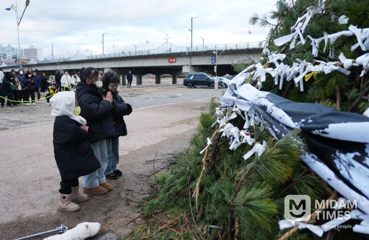 영천발전 기원제에서 아이들이 소원지를 달집에 달고 소원을 빌고 있다.