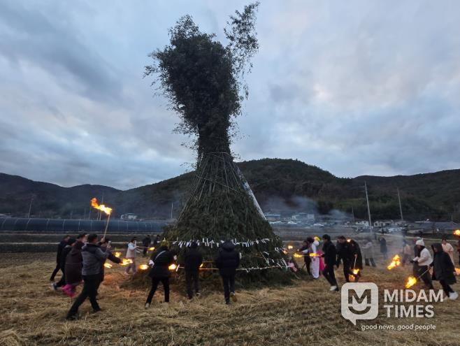 지난 3일 단장면 법흥마을 일원에서 달집태우기가 진행되고 있다.