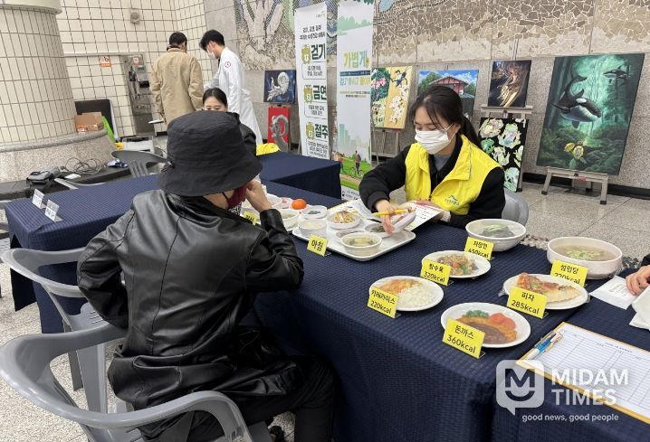 대구 수성구보건소는 지난 4일 ‘비만 예방의 날(3월 4일)’을 맞아 대구도시철도 수성구청역 대합실에서 지역 주민을 대상으로 건강 캠페인을 개최했다.