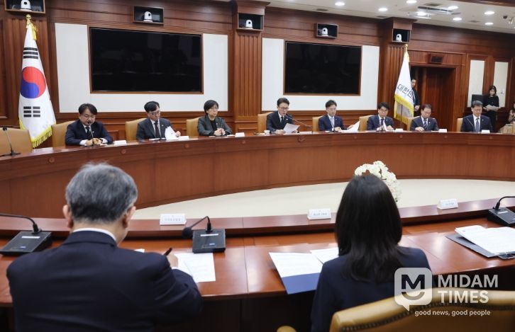 김민석 국무총리가 5일 세종대로 정부서울청사에서 열린 국가정책조정회의를 주재, 모두발언을 하고 있다