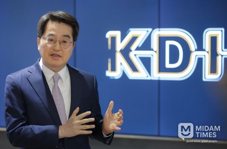 세종시 한국개발연구원에서 열린 재정사업평가 분과위원회 참석을 마치고 내용을 설명하는 김동연 지사