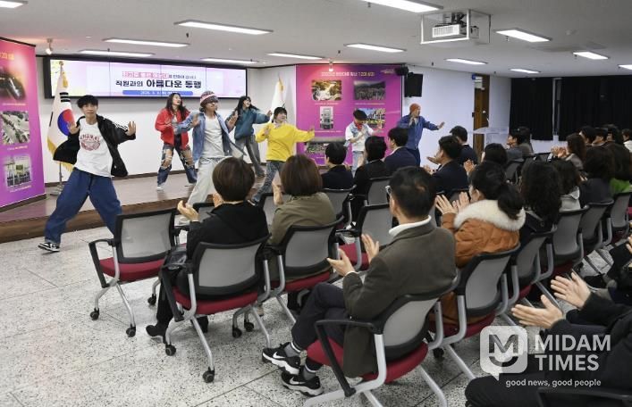 지난 3일 오전 9시 해운대구청 5층 대회의실에서 열린 직원정례조례에서 해운대문화예술단이 케이팝 댄스 공연을 펼치고 있다.