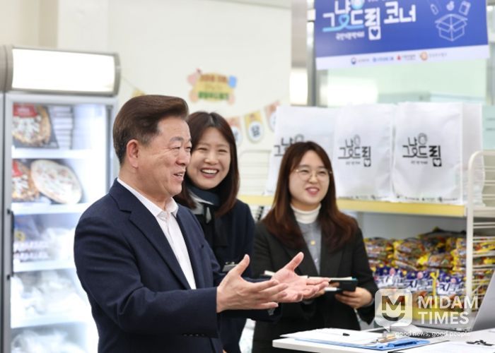 박승원 광명시장이 6일 오후 ‘그냥드림’ 코너를 운영 중인 광명푸드뱅크마켓센터를 방문해 운영 현황을 점검하고, 복지사각지대 발굴과 지원에 총력을 다해달라고 당부하고 있다.