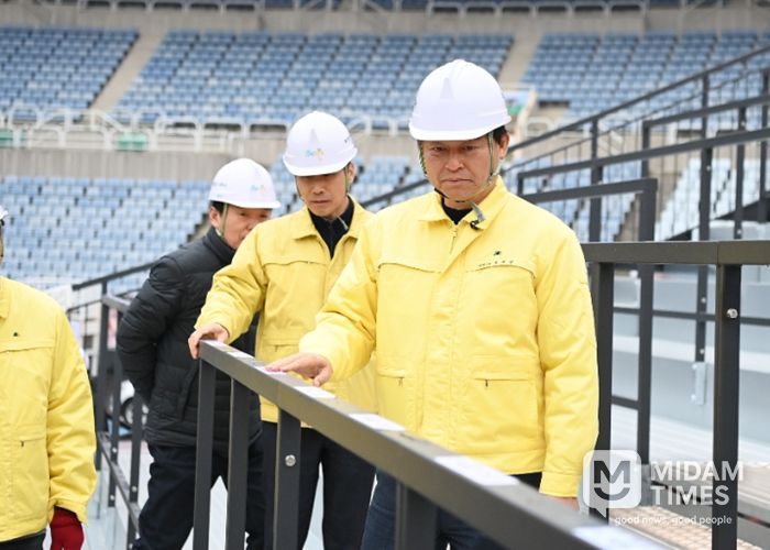 부천시 점검단이 부천FC1995 홈 개막전을 대비해 부천종합운동장 좌석을 꼼꼼하게 살피고 있다.