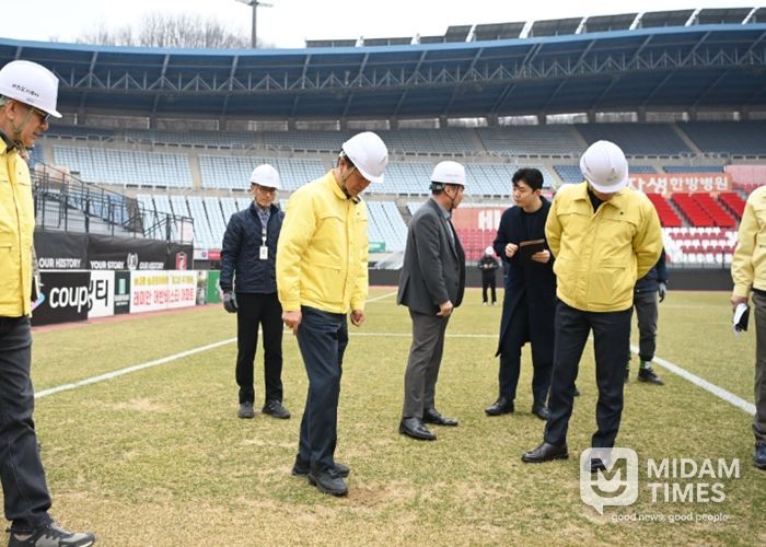 부천시 점검단이 선수단이 경기할 그라운드 상태를 확인하고 있다